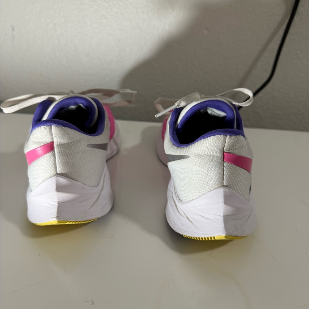 Nike Wmns Zoom Winflo 6 'White Fuchsia'
Nike / 
Sneakers / - Picture 5 of 9